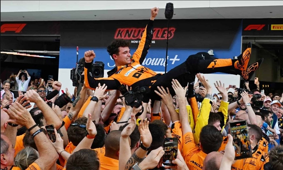 Claudio_Alla's tweet photo. #MiamiGP Bella ed emozionante la prima vittoria tanto attesa di @LandoNorris, con tutto il paddock  @F1 che si congratula con lui!
L'altra notizia più importante è che #Verstappen è battibile: la sua #RedBullRacing non nasconde potenza di riserva da sfoderare in caso di necessità https://t.co/7ggMiAbExl