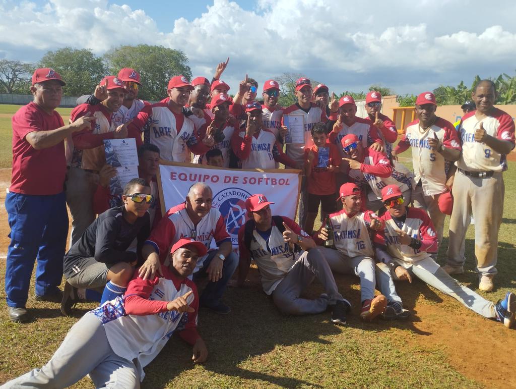 #Artemisa campeón de softball de la zona occidental en @ETECSA_Cuba , confraternizar entre trabajadores es también una forma de unirnos por #Cuba. #ArtemisaJuntosSomosMás