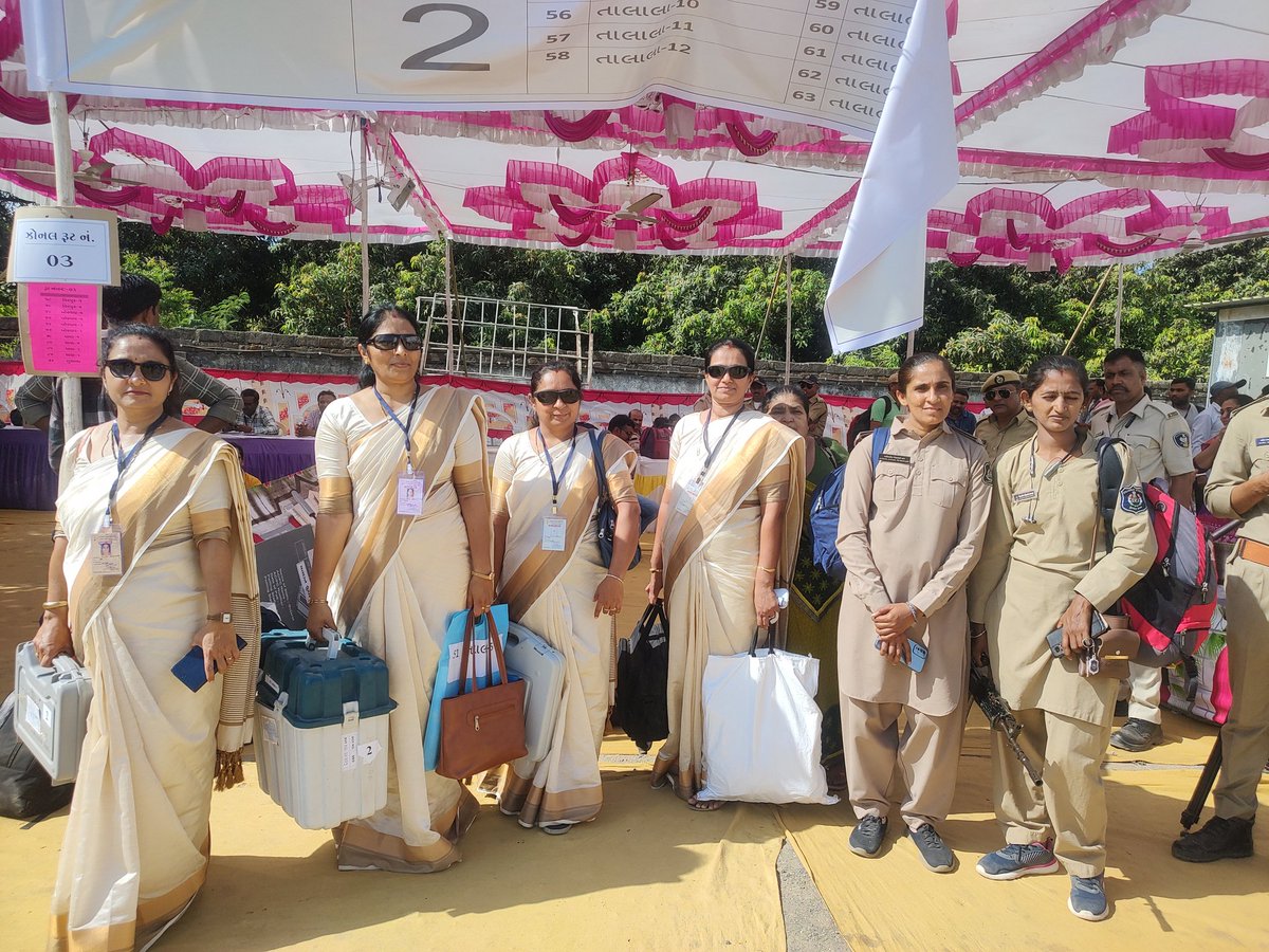 સખી બૂથ પોલીંગ સ્ટાફ..

સહકુટુંબ મતદાનની જ​વાબદારી અમારી , કહે છે ગુજરાતની નારી

#IVoteforSure #MeraVoteDeshkeliye #ChunavKaParv #DeshKaGarv #LokSabhaElection2024