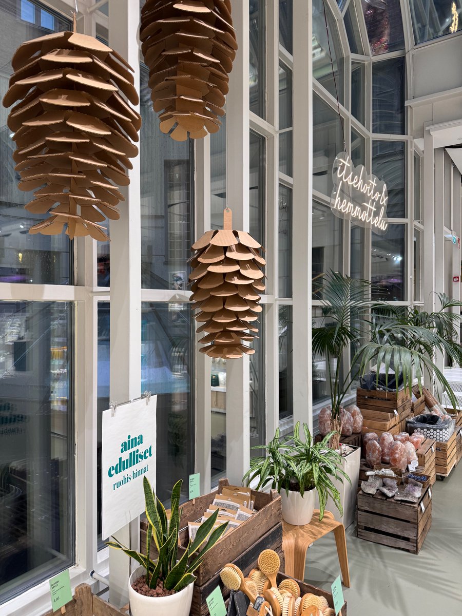 Vastuullisuudesta puhutaan harvemmin myymälän konseptin kehittämisen osalta. Haastattelin Päivi Paltolaa, Markku Hautalaa ja Petteri Forsblomia aiheen tiimoilta. Kävin myös tutustumassa Ruohonjuuren lippulaivamyymälän vastuullisiin ratkaisuihin sekä uudistettuun KCM Järvenpäähän,