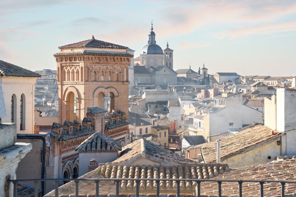 A poco più di un'ora da Madrid, sorge una piccola cittadina ricca di storia e di cultura. Passeggiare tra le sue vie è come un viaggio nel tempo fino al medioevo, epoca del suo più alto splendore. Stiamo parlando di #Toledo itinerariodiviaggio.com/cosa-fare-e-co… #Spagna #viaggi #travel