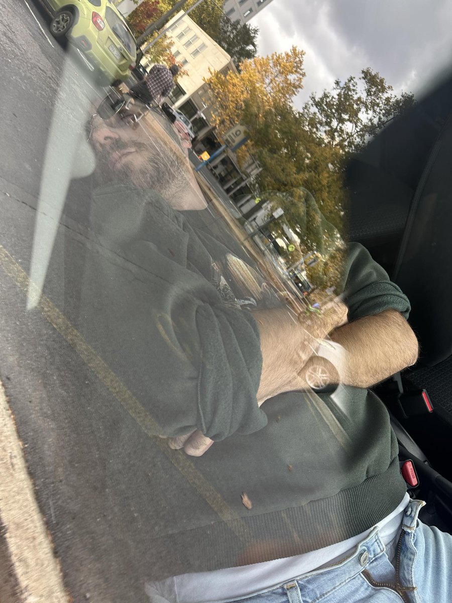 BoyBoy_Official's tweet photo. Who'd have thought that watching judges destroy Australia's whistleblower laws would be so boring.

Just a bunch of freaks in wigs and gowns reading together in a room.

I decided to sleep in the car instead.
Free David from Prison and from this incredibly boring sentencing. https://t.co/t0m3iirSat