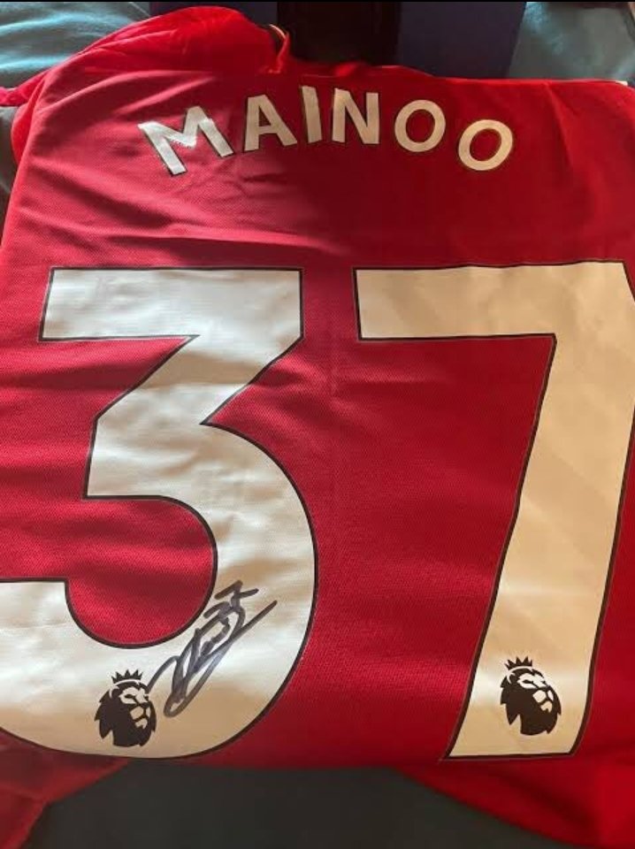 🚨 JERSEY GIVEAWAY

If Manchester United beats crystal Palace, we'll give away this Kobbie Mainoo home kit to one lucky winner.🥳🏴󠁧󠁢󠁥󠁮󠁧󠁿

To enter:
• Follow @UtdHabi  & @sochima_rebirth 
• Like and Retweet
• Comment your score predictions

Goodluck and GGMU 🔴🔴