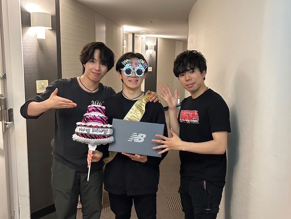 #YumaKagiyama #鍵山優真 #ShunSato #佐藤駿 #KaoMiura #三浦佳生 
Yuma received suprise birthday present from Shun and Kao! 🥳🥰
[Source: instagram.com/stories/yuma_k…, instagram.com/p/C6m5PQJP6o7/… ]