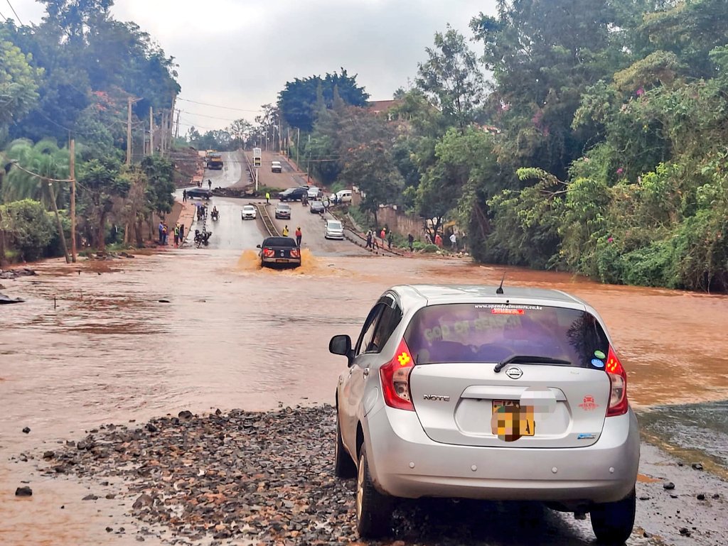Traffic Update! 🚦 The Kenya Urban Roads Authority regrets to inform the public that UN-Avenue, Runda has been closed due to the rising water levels on the road following the heavy downpour experienced last night. The sections affected are between off Ruaka Road round about…