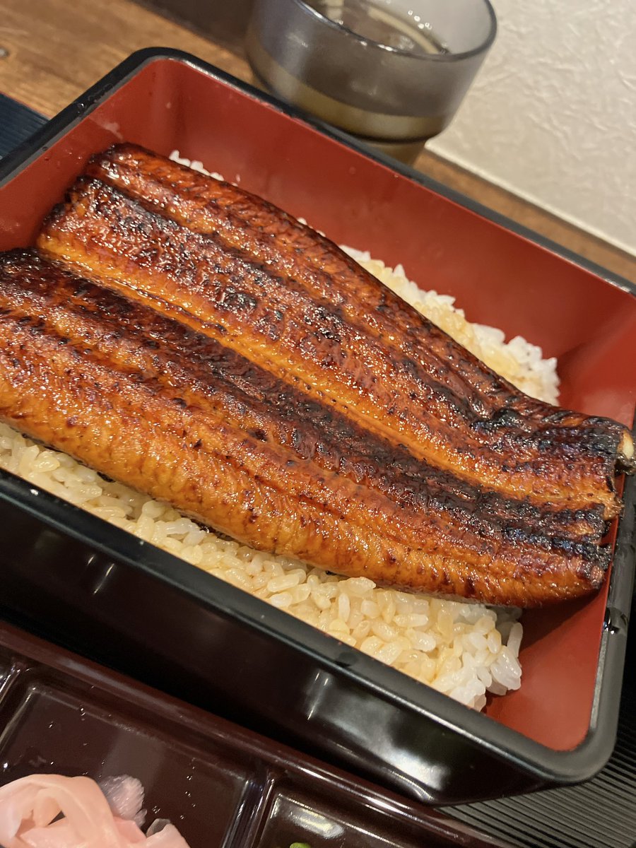 この前、調布駅前の鰻の成瀬行ってきました。
梅1600円で、これだよ！
半身だけど、結構大きい。
ふっくら柔らかい。
お茶も温かいのと冷たいの聞いてくれるし、お店の人の感じも皆良かったよ。
国産ではないけど、美味しかった。
タレも席にあるからかけ放題だよ。
入りやすいし、すごいいい👍