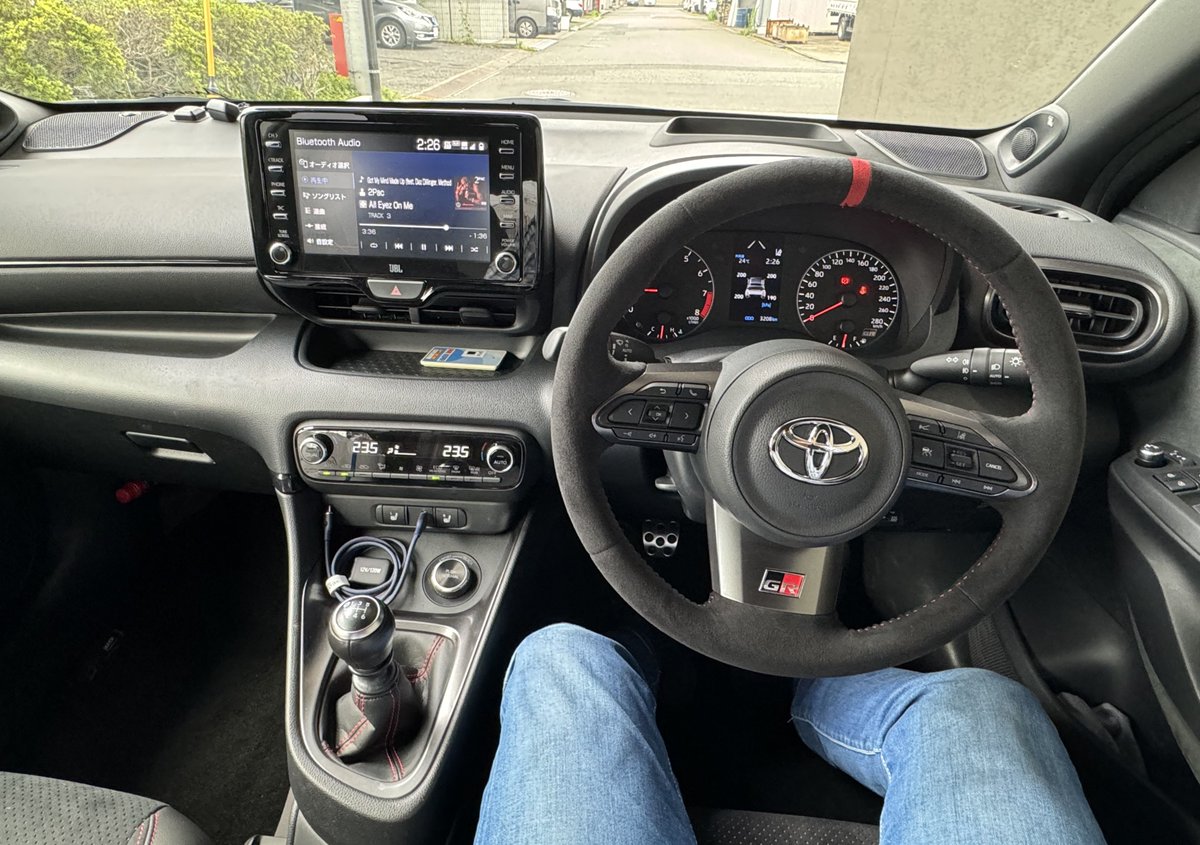 Okaka2800's tweet photo. マニュアルは良い。

さっき首都高でAMG A45sが挑発してきたので、望むとこだと半クラから2速で思いっきり引っ張ったらクラッチが焼けた匂いがした。
一瞬焦ったけど、その後アグレッシブな運転に付いてきていることを考えると恐らく慣らしが終わって馴染んだのだと思う
その後、50キロ程走った後にエンジンルームの匂いを嗅いだけど異常なし

なんでも匂いで判断するのやめた方がいいかな😅

あと、車高調の突き上げ感が強い
レーシーな車高調にしてるから設定は最もソフトでいいかも