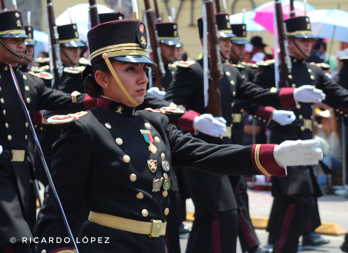 Cadetes en el aniversario de la batalla de puebla.