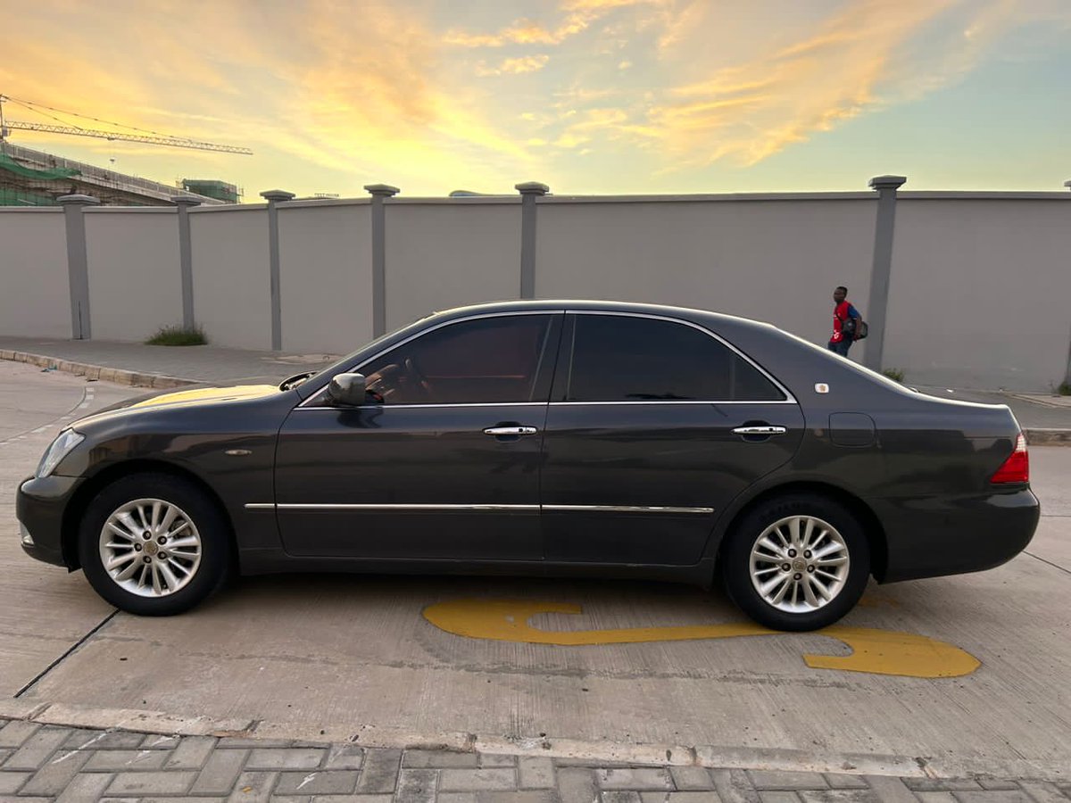 *PRICE IS 9.8 MILLION TSHS.* *TOYOTA CROWN ROYAL* . Registered No *T 332 DPT* . Engine CAPACITY 2490 Fuel - Petrol ⛽ . 2006 Model Year . Km Milleage 110,000 . Automatic Gear Transmission . Vehicle Is In Neat And Clean CONDITION. *HAIJAWAI KURUDIWA RANGI WALA KUPATA AJALI*…