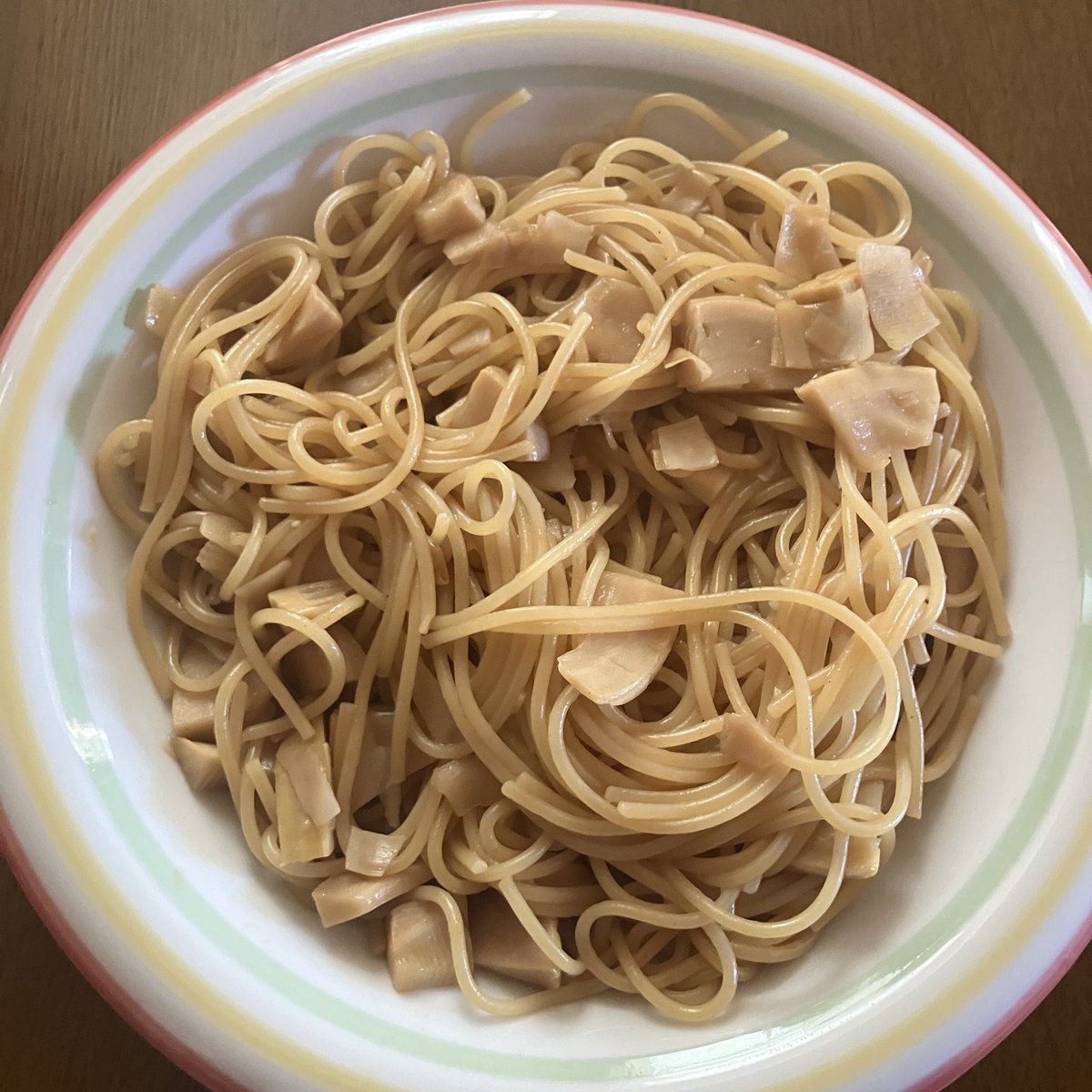 5/3の昼食
たけのこのパスタ

たけのこの煮物が冷蔵庫にあったので、パスタを茹でて、麺つゆで味付けしました。仕上げに胡麻油を使ったら面白い感じになりました。