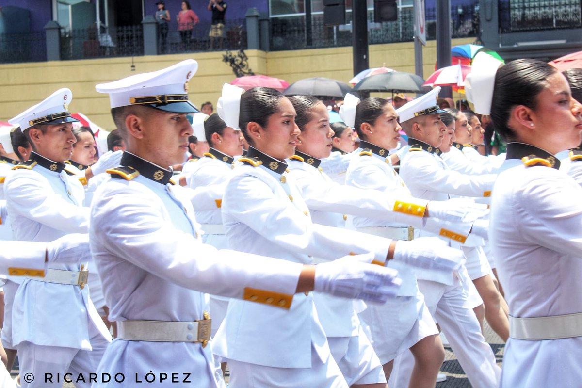 Planteles militares desfilan con vital gallardia.