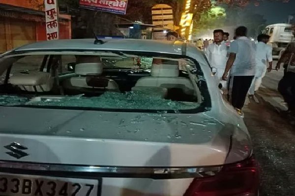 Unidentified individuals wreak havoc on parked vehicles outside the Congress office in Amethi Uttar Pradesh.

#feedmile #UttarPradesh #Vehicles #Congress #Amethi #vandalized #unidentified