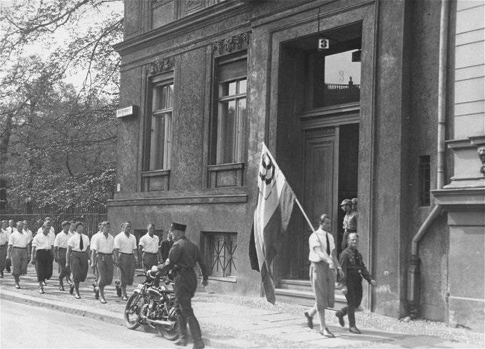 Am 6. Mai 1933 haben Nazis das Institut für Sexualwissenschaft in #Berlin zerstrört und die Bibliothek verbrannt. Das Institut wurde von Magnus #Hirschfeld gegründet und war eine Anlaufstelle für Homo- & Transsexuelle und verteidigte deren Rechte. #AndiesemTag #Antifa