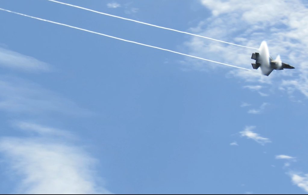 I6LeZamIjfFGDbg's tweet image. 時空の歪みを捉えた写真📷

戦闘機が音速近くで飛ぶときに発生する円形のベイパーコーン&quot;vapor cone&quot;
by Google先生

#音速の世界
#f35lightning 
#岩国基地