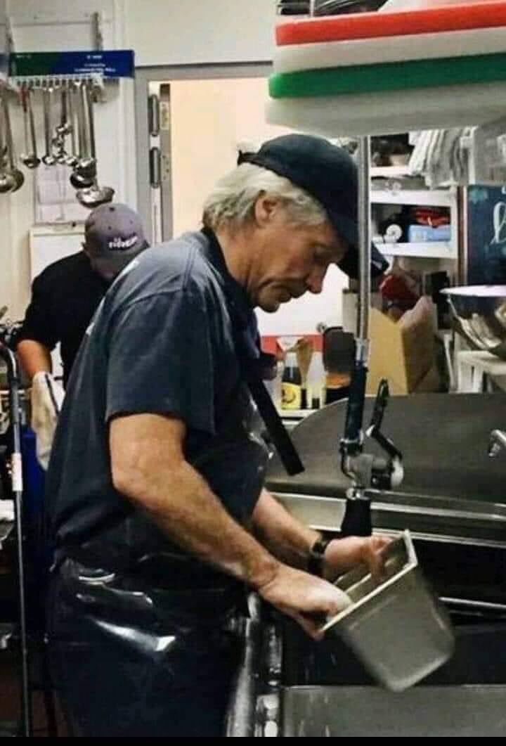 El es Jon Bon Jovi, esta foto no es montaje. Su fortuna personal es de $410 millones y friega bandejas en su restaurante donde van a comer personas sin hogar. Háblame de influencers...!!!