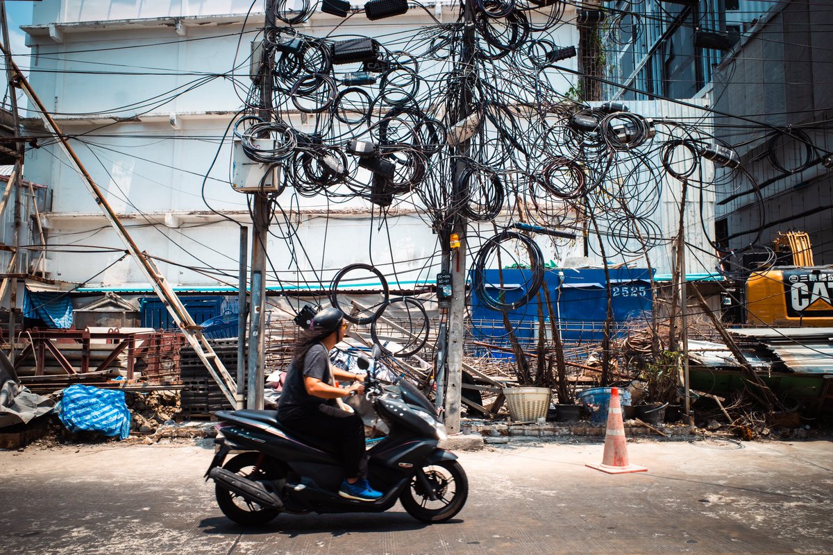 In #Bangkok they don’t cut down sacred trees. They build around ‘em.