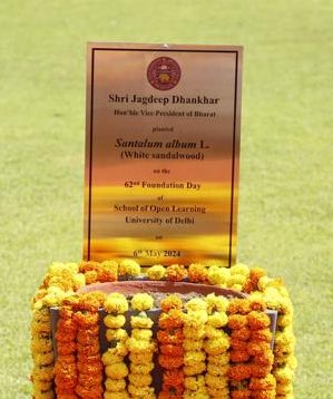 Vice-President #JagdeepDhankhar planted a sapling at the premises of the Viceregal Lodge at University of Delhi today. @VPIndia @SOL_UnivofDelhi @UnivofDelhi