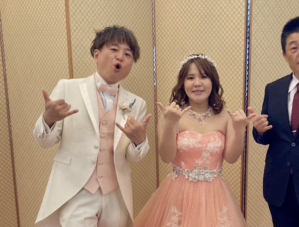 showtokkyu_higa's tweet photo. 昨日は、稔さん＆ミドニィーの結婚披露宴に出席してきました！🎏
お2人らしい、明るく楽しく自由でアットホームな披露宴でした！稔さん作の映像もナイス！余興も和やか！
あの番組のインタビューもウケたなー！笑
稔さん＆ミドニィー、改めておめでとうございます！末永くお幸せに！📹🐥
#SG婚 https://t.co/tj3yTmOuPw