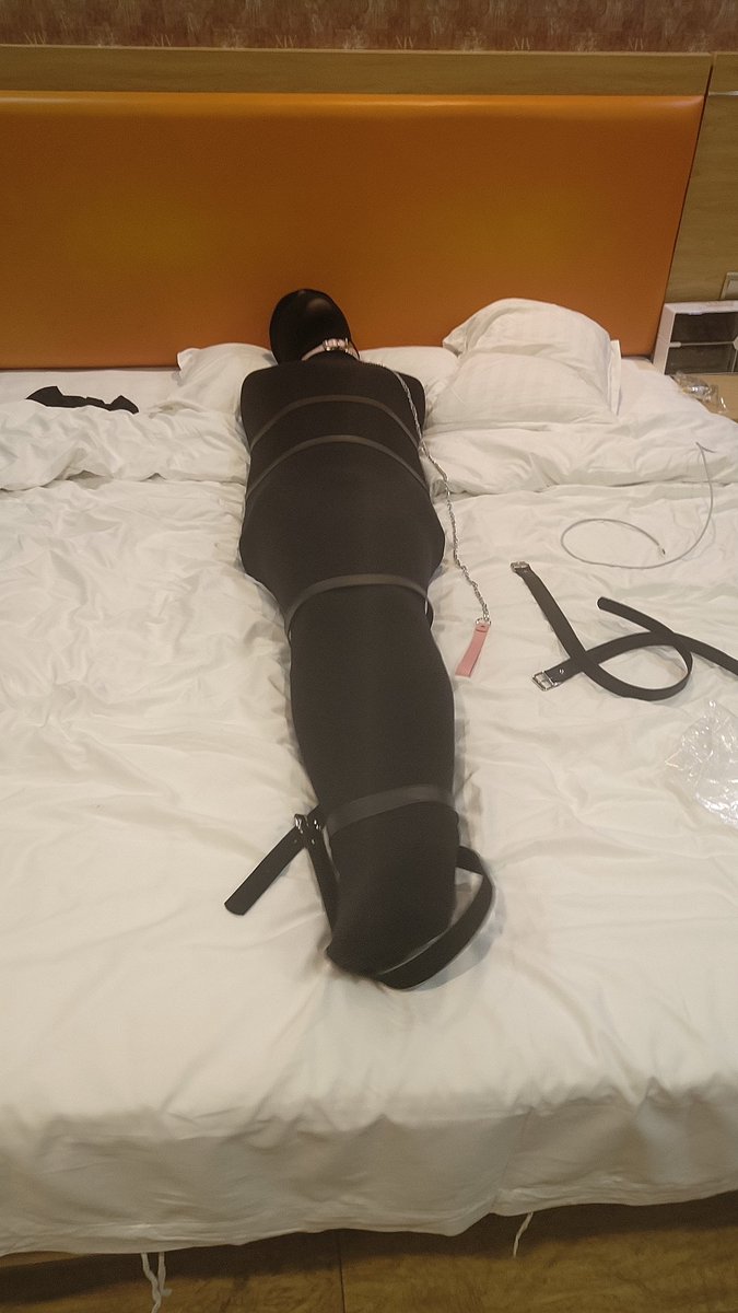 五一假期玩的挺开心的（两个都是我），并没有被🌿，但是听说抱着我睡觉的原因是因为我身上有一股香味？（问了他说不是香水也不是洗衣液的味道😲）#男娘 #全包 #连体袜 #同床 #交友