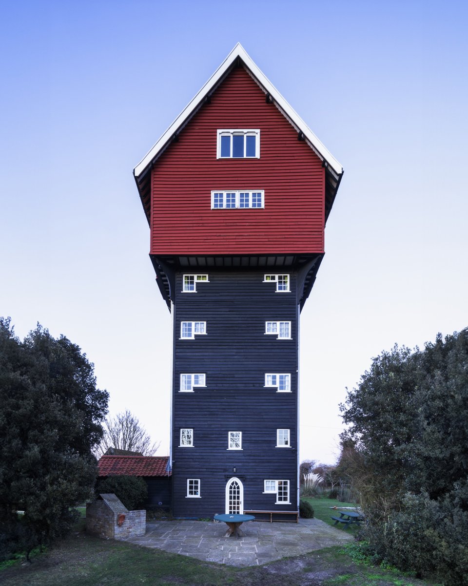 This unusual building was constructed in 1923 to house a water tank for the village of Thorpeness in Suffolk. 🔺 The House in the Clouds was built by architect Frederick Forbes Glennie as part of Glencairn Stuart Ogilvie's Arts and Crafts-style village design.