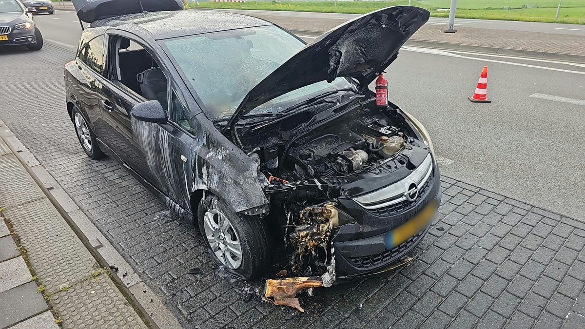 Op de N484 bij Zijderveld heeft zojuist een auto in brand gestaan. De brandweer heeft de brand geblust. Schade is groot.