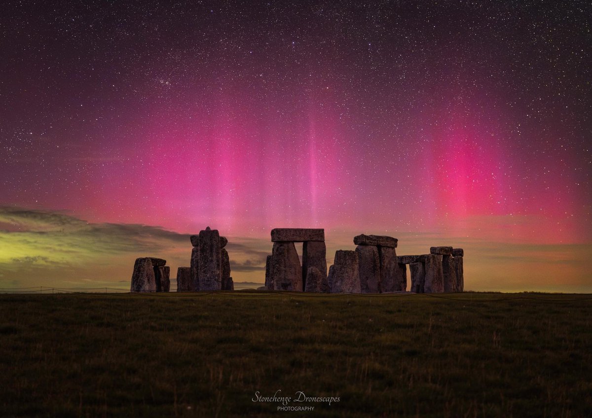May Bank Holiday Aurora over Stonehenge last night 😍❤️💜 Photo credit Stonehenge Dronescapes #NorthernLights #aurora #auroraborealis #astro #astrophotography #stonehenge