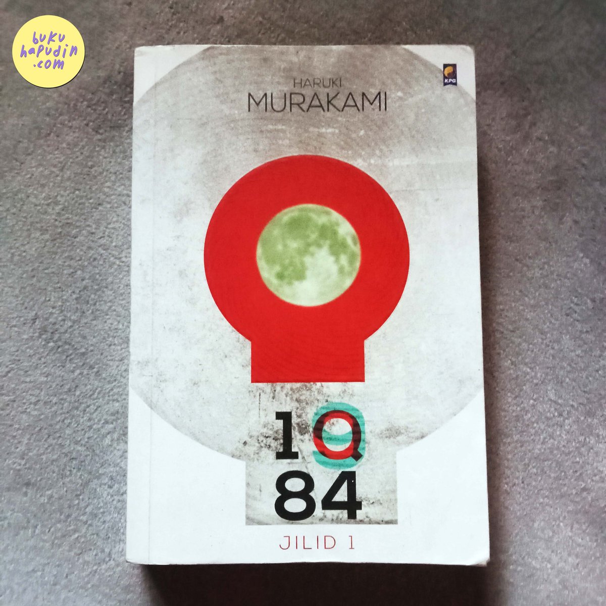 Resensi Novel 1Q84 karya Haruki Murakami, diterbitkan oleh @penerbitkpg bukuhapudin.com/2024/05/resens…