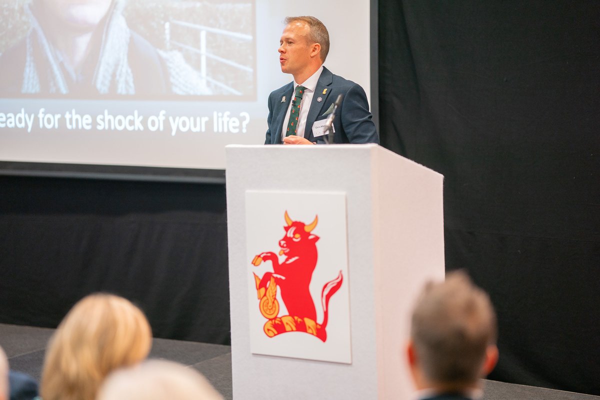 📣 New #NuffieldFarming report 📣 📖 2021 Scholar @ChrisManley777 has released his report 'Leading your farm to success'. Read the full report here: bit.ly/44nBsXo His report is sponsored by the @FarmersCompany with @SavillsRuralUK. #agrileadership