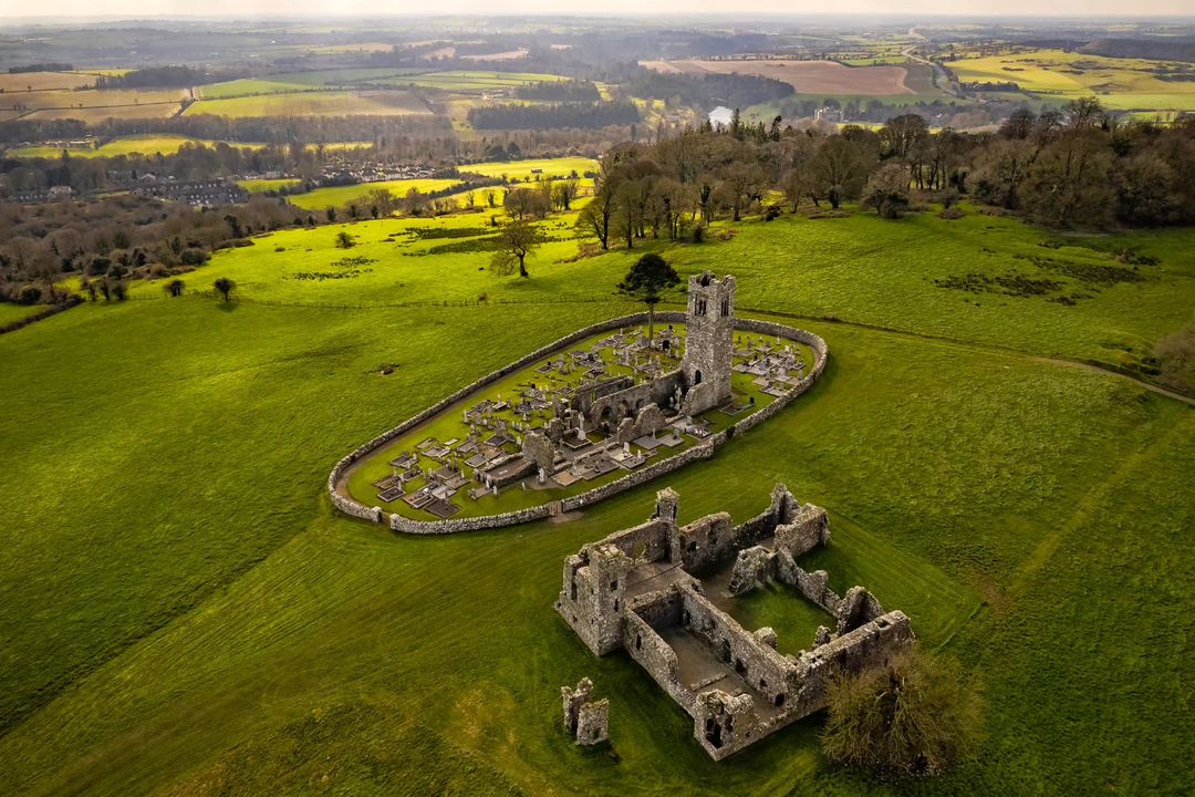 Did you know? The Hill of Slane is said to be the burial site of the first High King of Ireland; King Sláine whose reign lasted from 1748 to 1703 BCE. History buffs, add this ancient site to your Irish itinerary! 🏰 📍Hill of Slane, Co. Meath 📸 instagram.com/maxcodyphotogr…