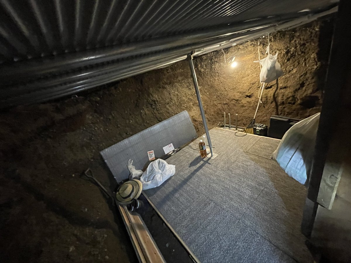 【アナグラ拡張】
ゴールデンウィークはひたすらアナグラの土を掘って搬出。広さは奥行き4.5m幅3.5m深さ1.6mに拡張。入り口は土嚢袋で土留めして階段も設置。マジで暮らせるぜ〜住居の自給自足！
#竪穴式住居　#自給