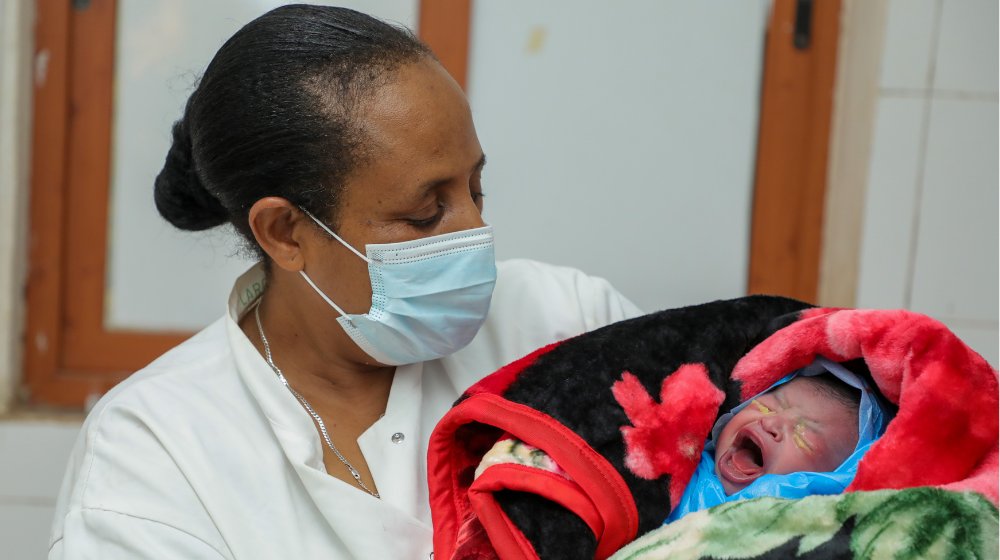 'Each birth echoes love, resilience, & unwavering dedication of mothers to bring new life into this world.' On this #InternationalDayOfTheMidwife read the inspiring story of Abeba Birhanu, a midwife of 27 years at Karamara Hospital, #Somali region: 👉unf.pa/3QyaoPP