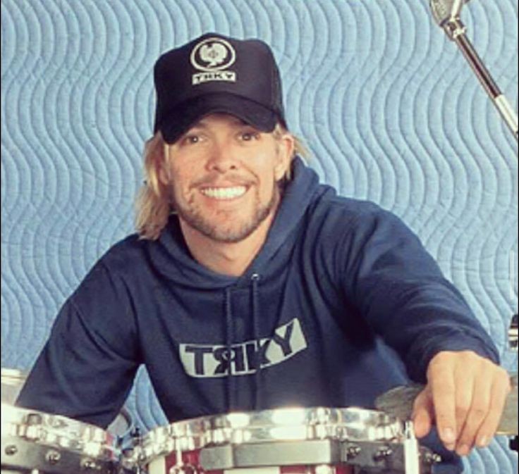A smile like a ray of sunshine to start the week✌
Monday #taylorhawkins🦅 pic
#neverforgettaylorhawkins 🖤🕊🙏💔
