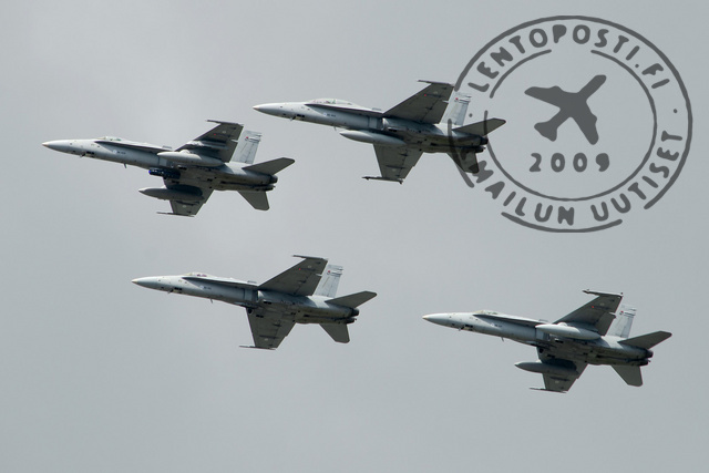 Puolustusvoimain lippujuhlan päivän paraati Hangossa 4.6.2024 - ylilennossa noin 15 ilma-alusta lentoposti.fi/uutiset/puolus… #Puolustusvoimat #lippujuhlanpäivä #paraati #Hanko #Hanko150 #turpo #ilmailu #ilmavoimat