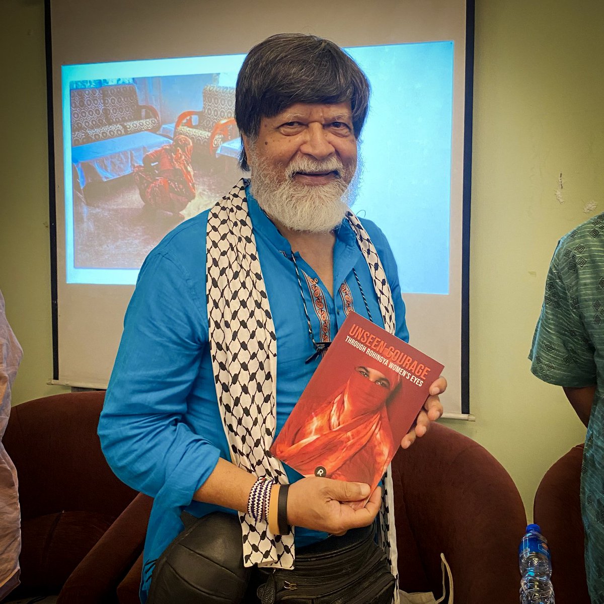 @shahidul with a copy of our photobook 'Unseen Courage' at @AUW_Chittagong curated by @chit_Ishrat and published by @RohingyaMakzin with support from @SEAJunction and @ziahero backed by his @princeclausfund Get your copy in our shop: rohingyatographer.org/shop