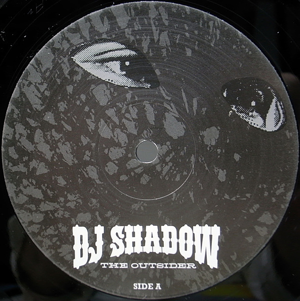 良好!! 2LP DJ SHADOW The Outsider ('06 Island) w/ Q-Tip, E-40, KASABIAN, STATELESS参加 オールドスクール〜ハイフィーなヒップホップがあるかと思えば、60's調サイケ〜フォークロックに壮大なアンビエントまで、既存のイメージを覆すサウンドもかなり魅力的。waxpend.com/items/10631