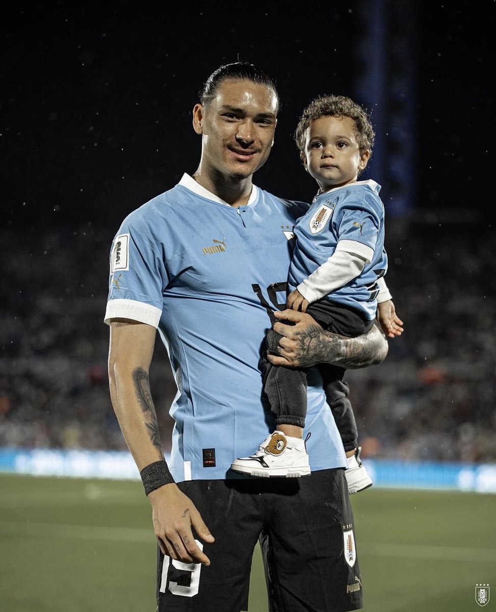 Reminder that even the professionals are still humans. 

Darwin Núñez is still a father. 
He’s a husband.
He’s a son.
He is just like us, only that he gets more spotlight due to his footballing career.

Treat them with the same love and compassion you would hope to receive. 

🇺🇾