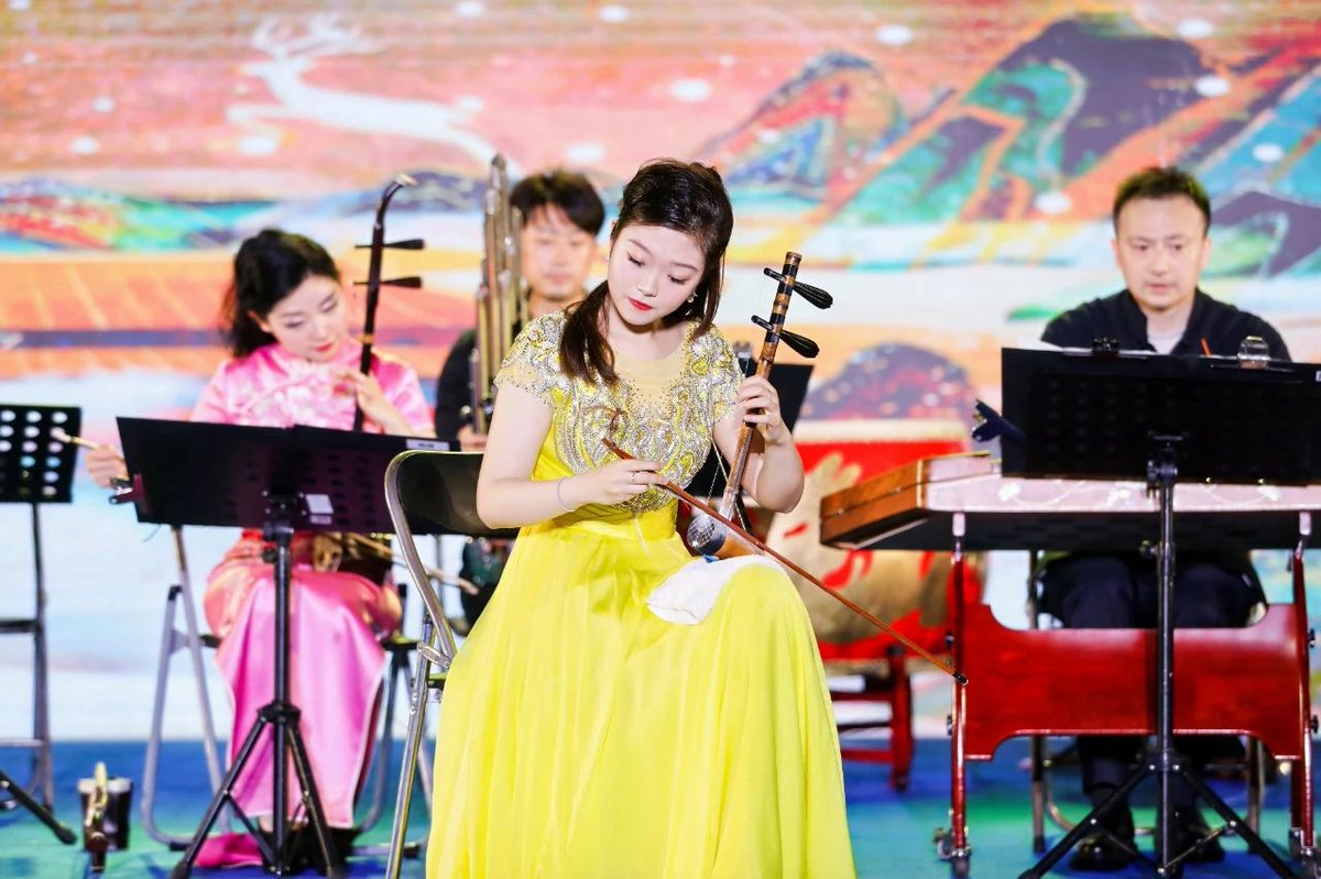 🪕In order to celebrate the successful launch of the Chang'e-6 probe at the #Wenchang Space Launch Site, the China National Traditional #Orchestra held a space-themed charity #concert in Wenchang, which attracted many citizens and tourists to watch for free.🎼🎼