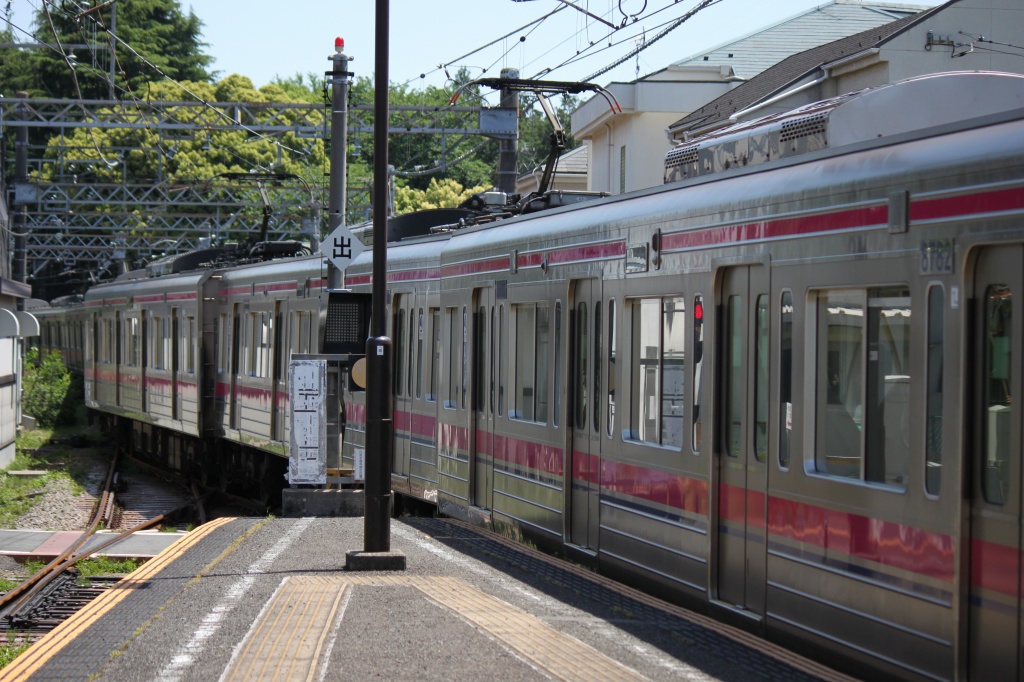 京王の競馬場線は複線電化であり、JRAくんの年表で「引込線」などと書かれてるのを見「どこが引込線なんだ・・・」と思ったけど。模型みたいなグネグネで出ていくの見ると「引込線」感はある