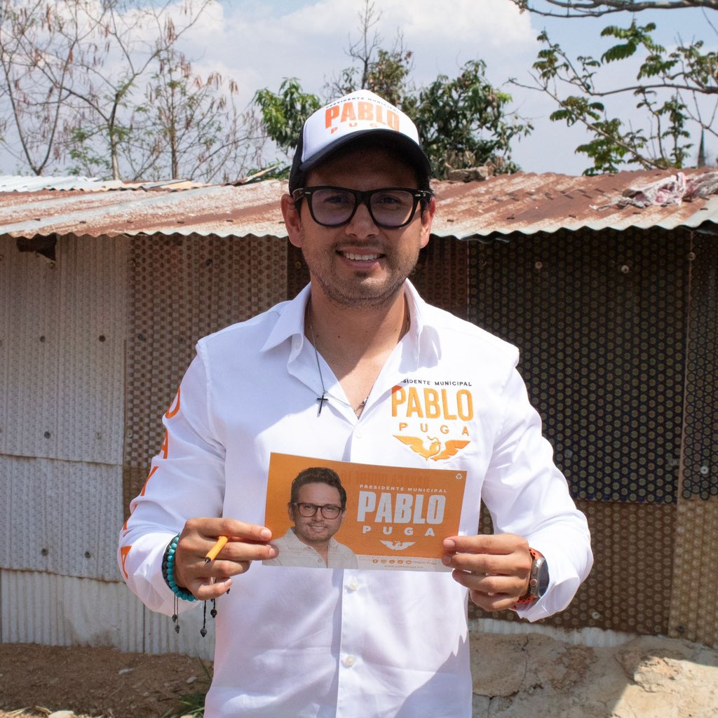 PabloPugaOax's tweet photo. Seguimos coincidiendo con más y más Oaxaqueños que quieren que lo Nuevo llegue a la capital. 🧡
En 5 señores estuvimos colocando nuestra calca matona.
Lo repito: Vamos a pintar la capital de Naranja!! 🍊
#PabloPuga #MovimientoCiudadano #OaxacaNaranja https://t.co/xQNNhuJnX9