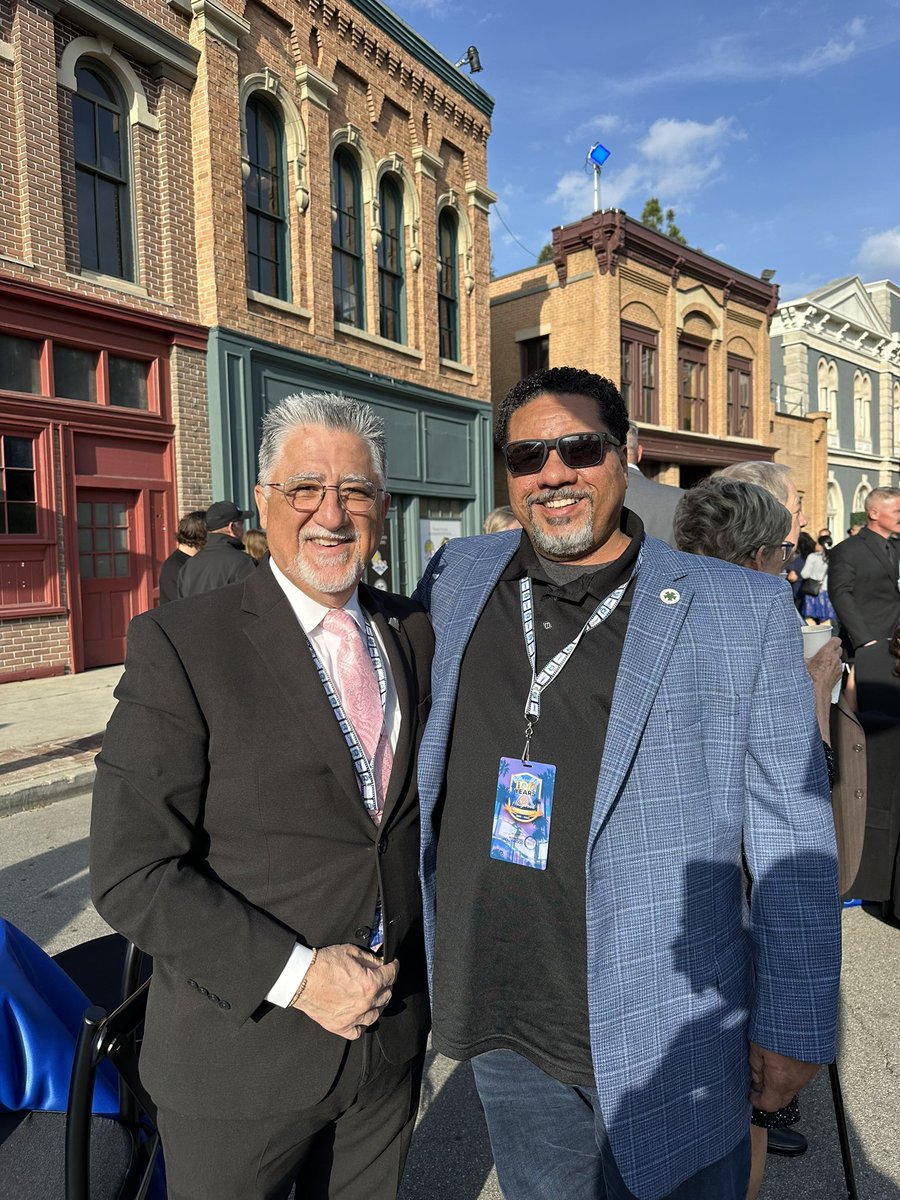 Happy to have had the chance to stop by the @warnerbros lot for the centennial celebration of @IBEWLocal40 the great folks who power up the studios & locations. Ran into Dejon Ellis f @IATSELOCAL80 @DuffyEdjduffy @IBEW