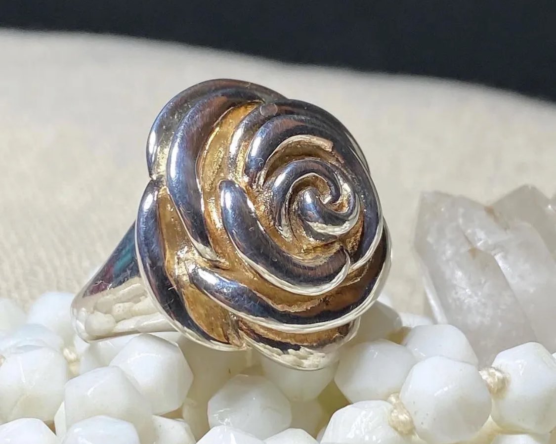 Give mom a rose she won’t have to put in water! 🌹

Vintage Sterling Silver Electroform Rose Ring - Gold Accents - Size 7 3/4  Puffy

ebay.com/itm/1757226525…

#Rose #sterlingsilver #vintagejewelry 
#ring #giftformom #MothersDay #gift