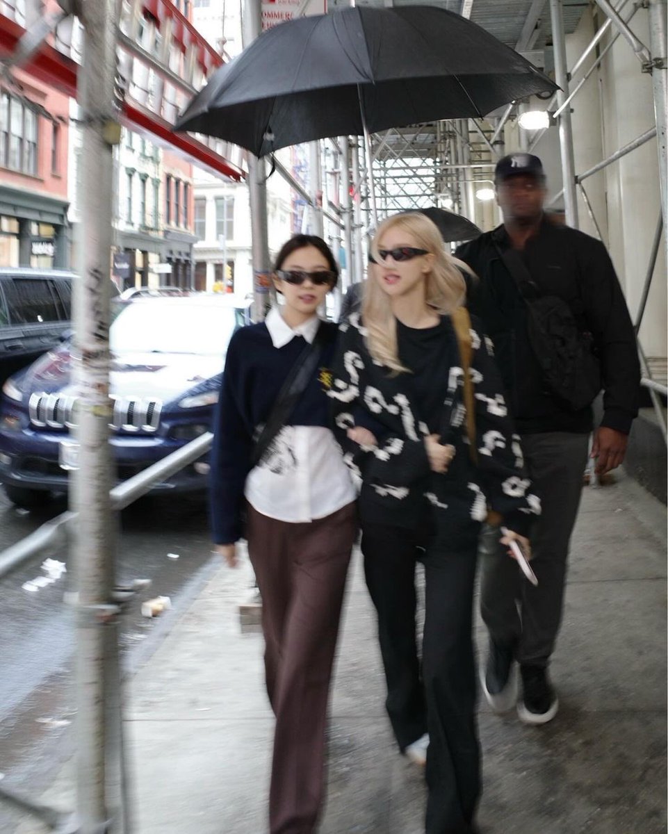 #Rosé shares new photos of herself with bandmate #Jennie on the streets of New York ✨ More photos below #로제 #제니 #JennieKim #제니킴 #BLACKPINK #블랙핑크 #BLINK