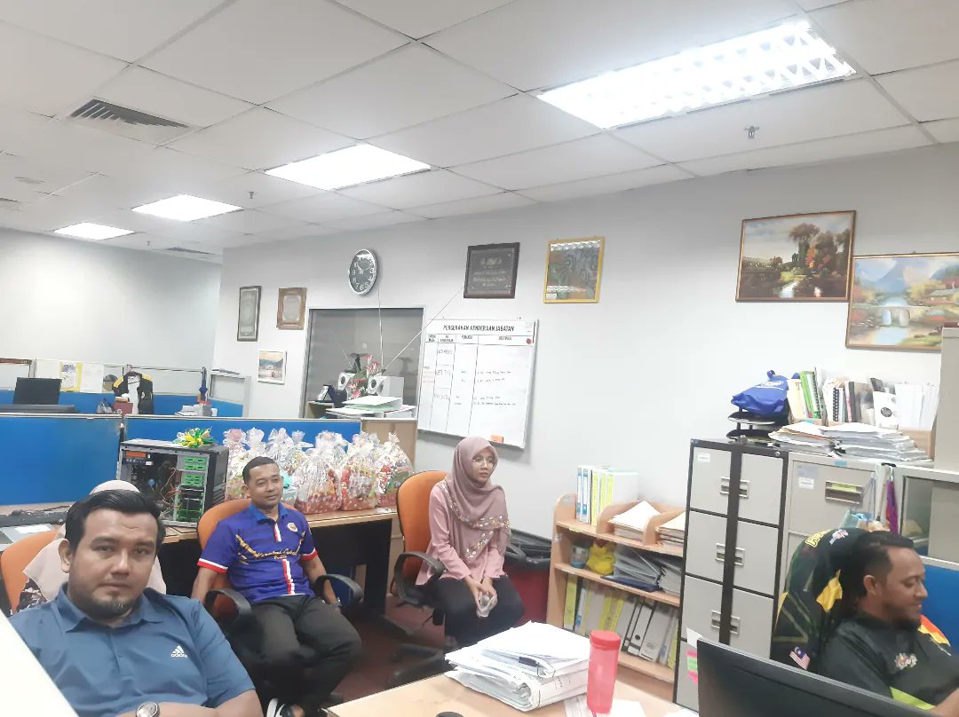 'POTLUCK' LAMBAIAN KASIH JBS KEDAH 
ALOR SETAR, 5 MEI 2024 - Warga kerja JBS Kedah mngadakan 'Potluck' Lambaian Kasih smpena ptukaran 3 pgwai ibu pjbt iaitu: 
Pn. Siti Hasmah bt Hassan-JBS Perlis
En. Mohd Farizan bin Md Arshad - IKBN Jitra
En. Mohd Farhan bin Sahidan- JBS Perlis