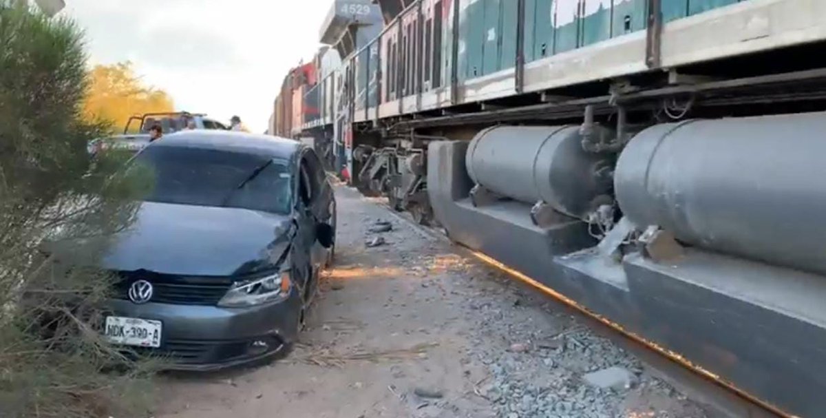 Y ahora en #Empalme auto con una mujer embarazada a bordo es impactado por el tren.