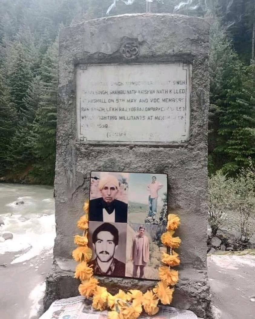 Jammu saw two massacres of Hindus in May 1998 within 48 hours in Doda district. 11 members of a Village Defence Committee were brutally killed by Islamist terrorists in #Desa village. Shraddhanjali to the supreme sacrifice of all 11 brave-hearts 🙏🏻 #DodaMascare #vdg