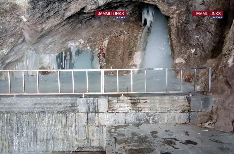 Holy Ice Lingam of Lord Shiva at Shri Amarnath Ji cave shrine in South Kashmir Himalayas

#AmarnathYatra #AmarnathYatra2024