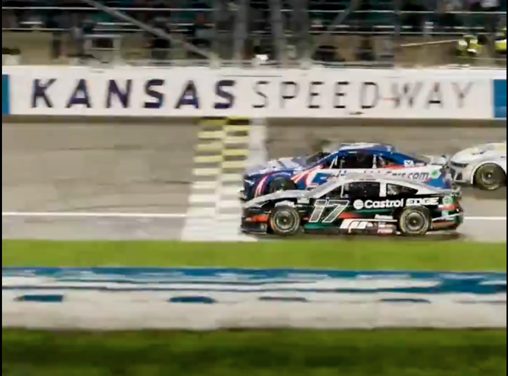 Video from @NASCAR's social pretty clearly shows Larson was ahead from this infield angle too. (I know it's not exact, X just let's me go frame by frame and not to the 0.001 second like fancy cameras)