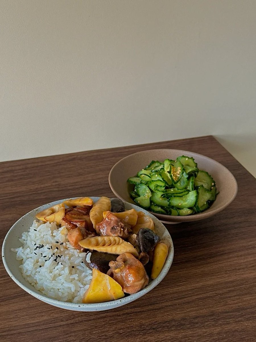 ChinSegundo's tweet image. 今日食：
春筍燜雞蓋飯🍛
清新醃黃瓜🥒