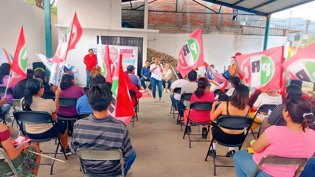 OrtegaCiria's tweet photo. Hoy toco reunion en la Col. Siete Regiones,centro #Oaxaca, llevando las propuestas de nuestro candidato @martinvasquezv para #CuidarCurarSanar #Oaxaca Si se puede cambiar la realidad del entorno en que vivimos,en #Unidad saldremos adelante
#MartinPresidente https://t.co/qZrbZQVRP0