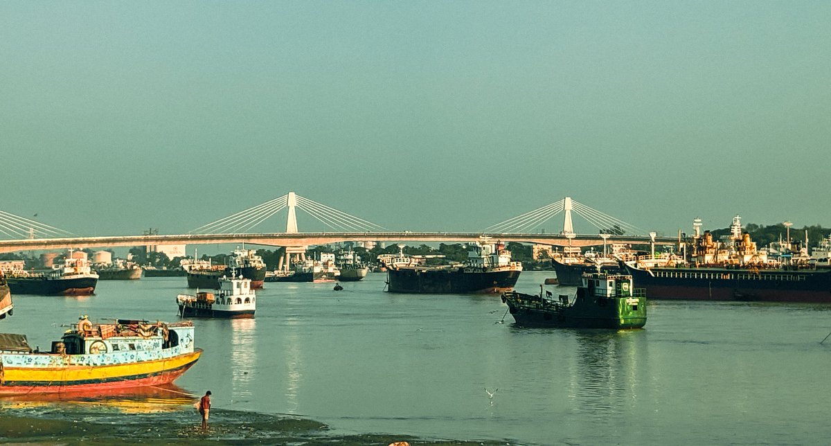 Port is the port of the city.

Chittagong Bangladesh.

#chittagong #Bangladesh #portcity #rivar